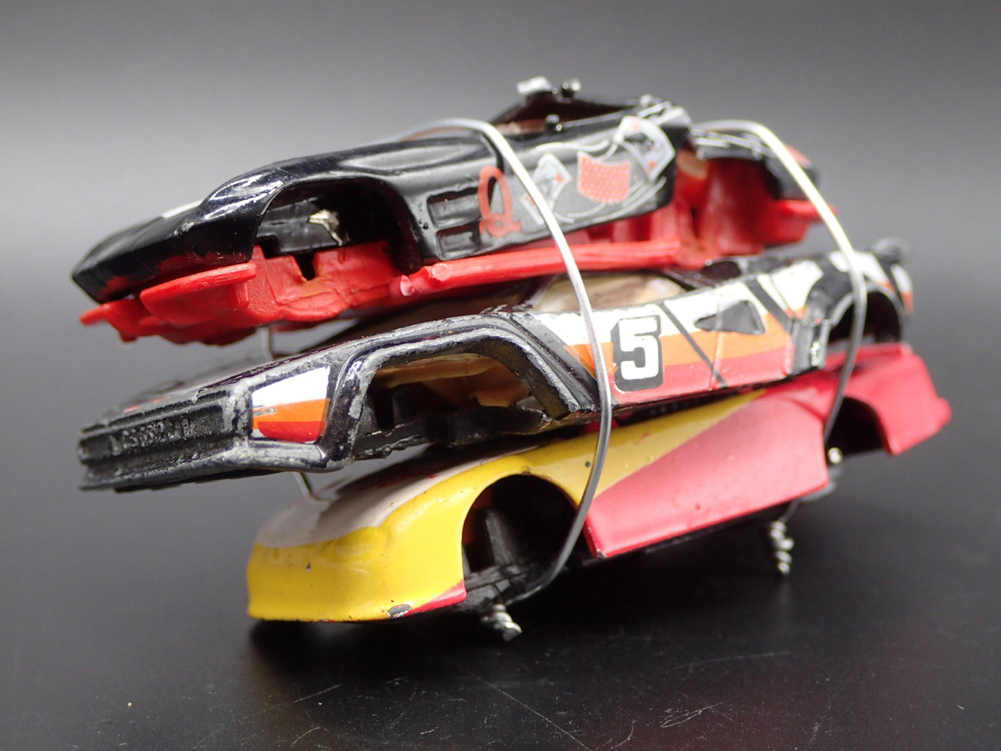 SPORTS CAR 3 CARS CRUSHED ON A FLATBED TRAILER 1:64 SCALE DIECAST MODEL CAR