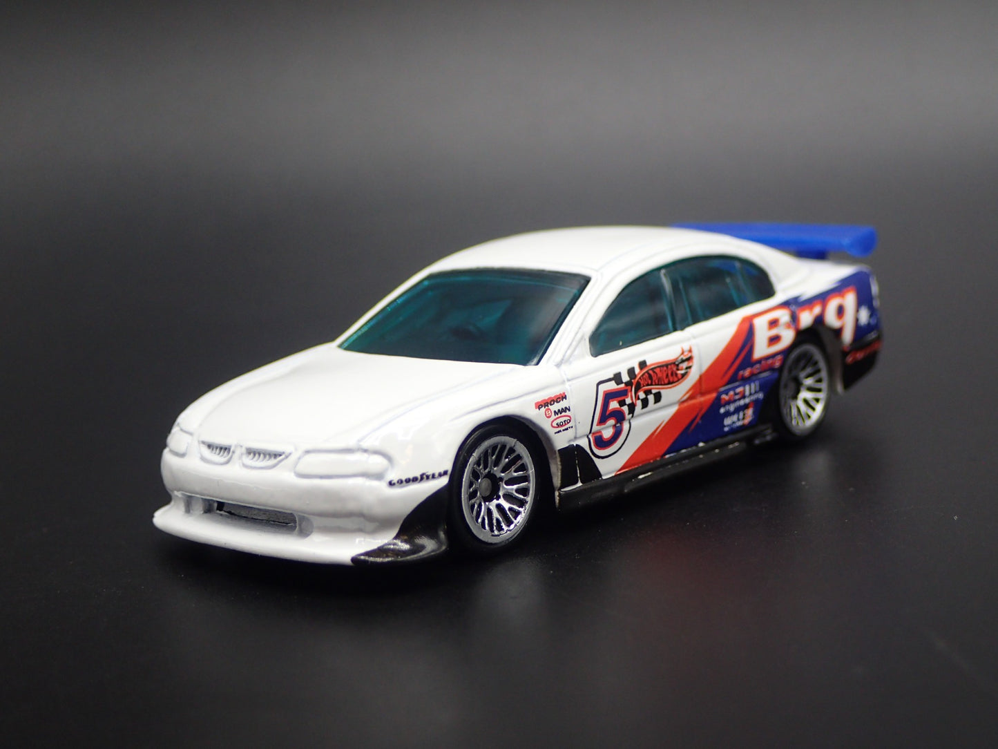 1997-2000 HOLDEN SS COMMODORE VT WHITE 1:64 SCALE COLLECTIBLE DIECAST MODEL CAR