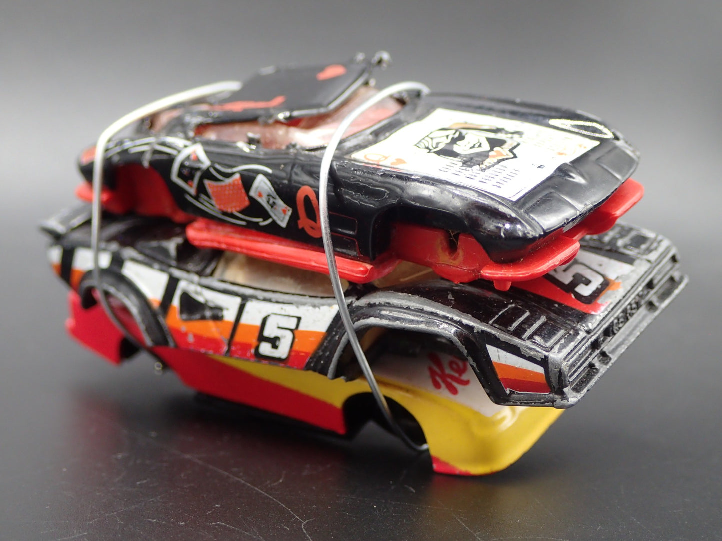 SPORTS CAR 3 CARS CRUSHED ON A FLATBED TRAILER 1:64 SCALE DIECAST MODEL CAR