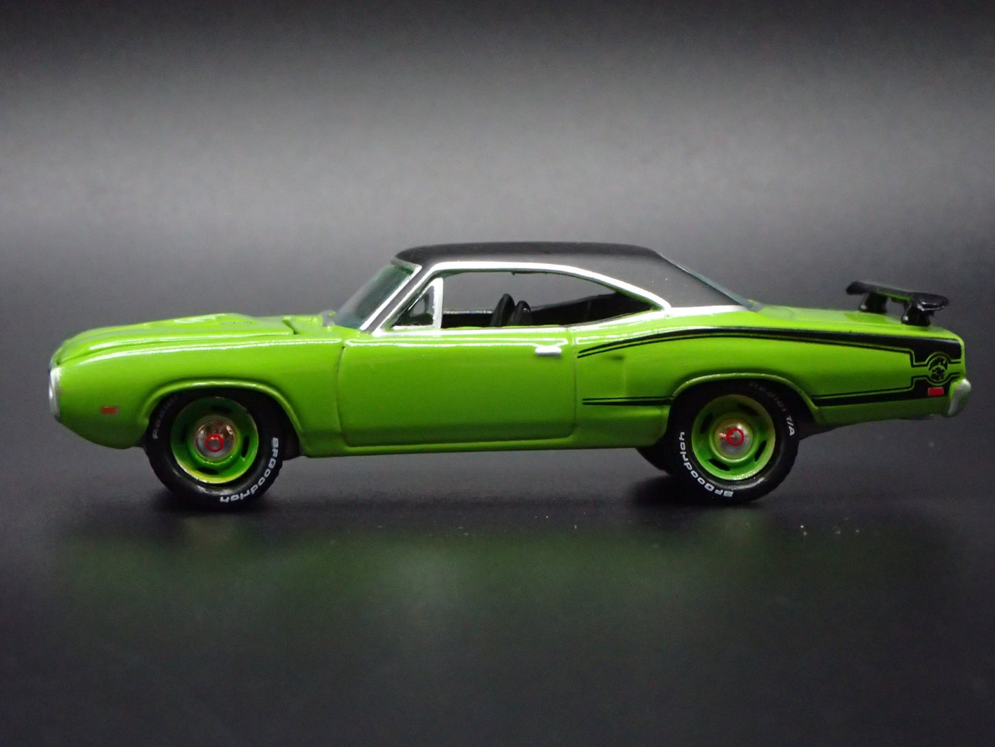1970 70 DODGE SUPER BEE GREEN 1:64 SCALE COLLECTIBLE DIORAMA DIECAST MODEL CAR