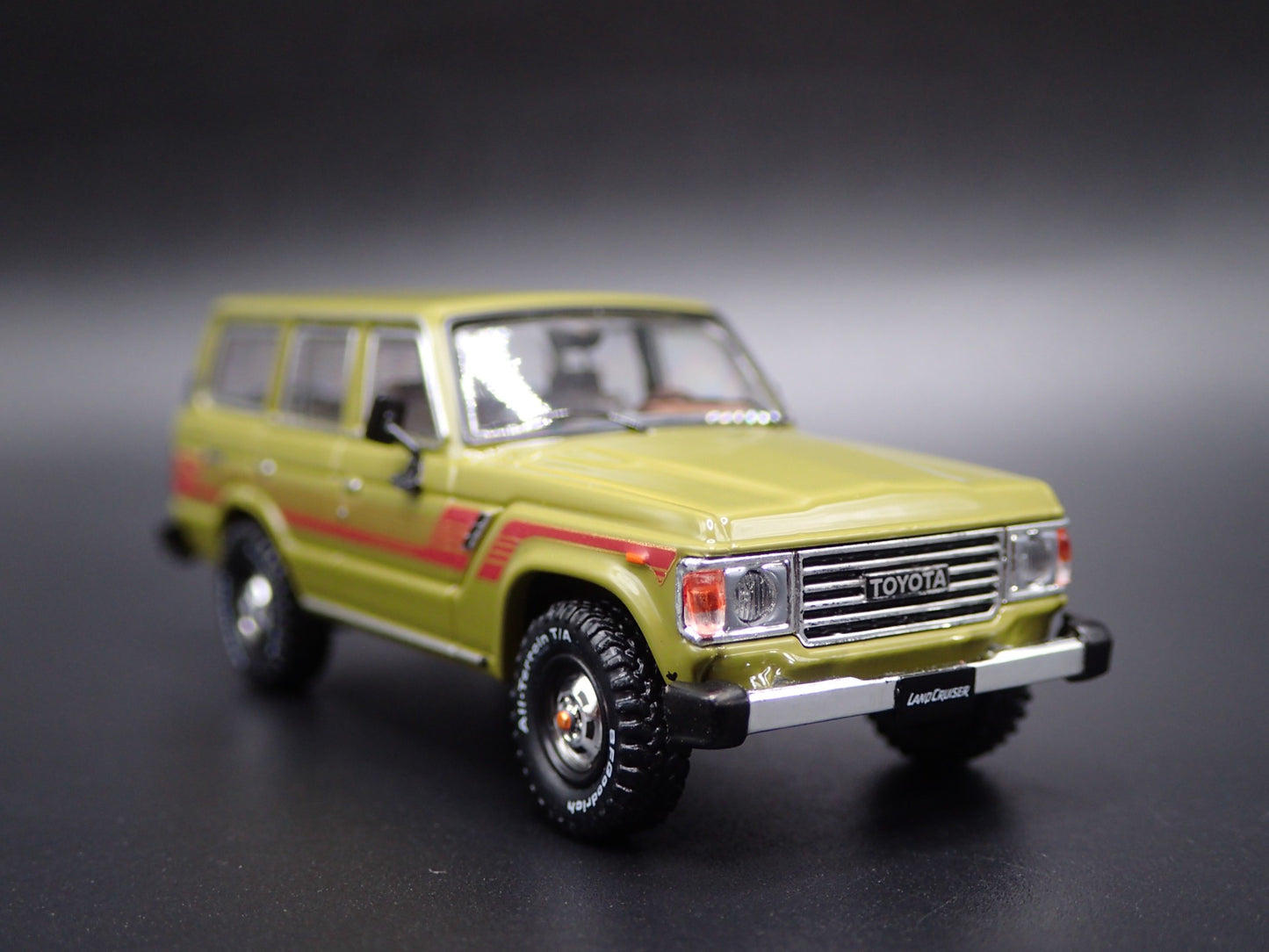 1980 - 1990 TOYOTA LAND CRUISER FJ60 SUV 1/64 SCALE DIORAMA DIECAST MODEL CAR