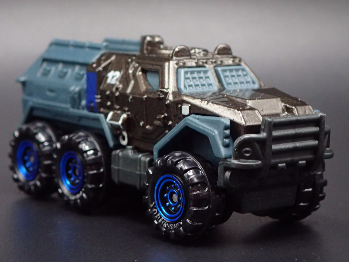 ARMORED MILITARY TRUCK JURASSIC WORLD RARE 1:64 SCALE DIORAMA DIECAST MODEL CAR