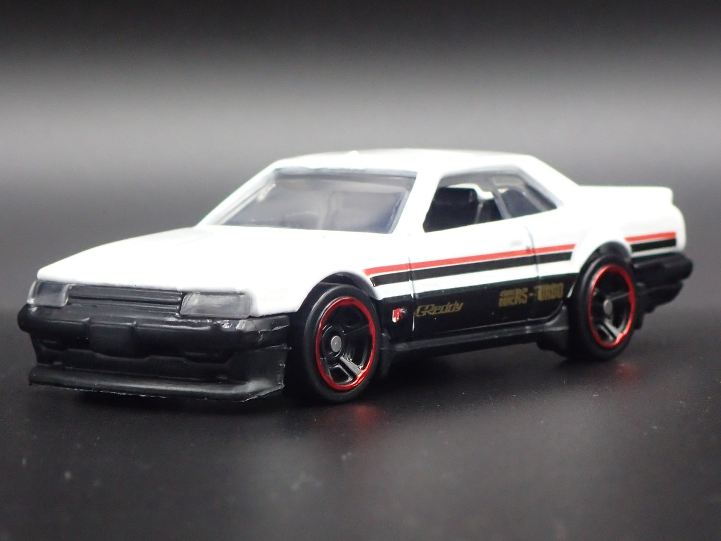 1981-1985 NISSAN SKYLINE RS KDR30 WHITE 1:64 SCALE COLLECTIBLE DIECAST MODEL CAR