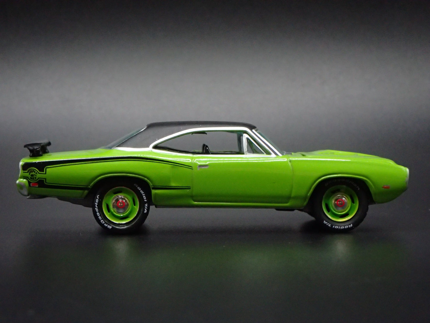 1970 70 DODGE SUPER BEE GREEN 1:64 SCALE COLLECTIBLE DIORAMA DIECAST MODEL CAR