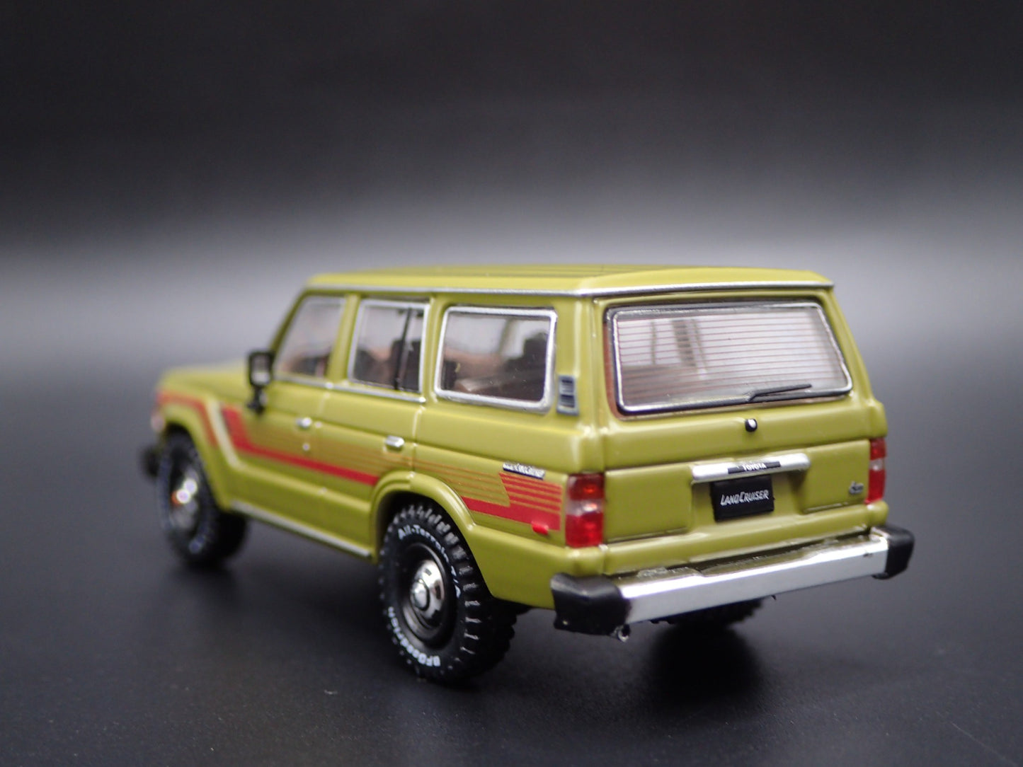 1980 - 1990 TOYOTA LAND CRUISER FJ60 SUV 1/64 SCALE DIORAMA DIECAST MODEL CAR