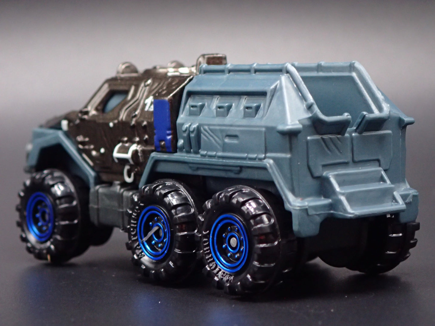 ARMORED MILITARY TRUCK JURASSIC WORLD RARE 1:64 SCALE DIORAMA DIECAST MODEL CAR