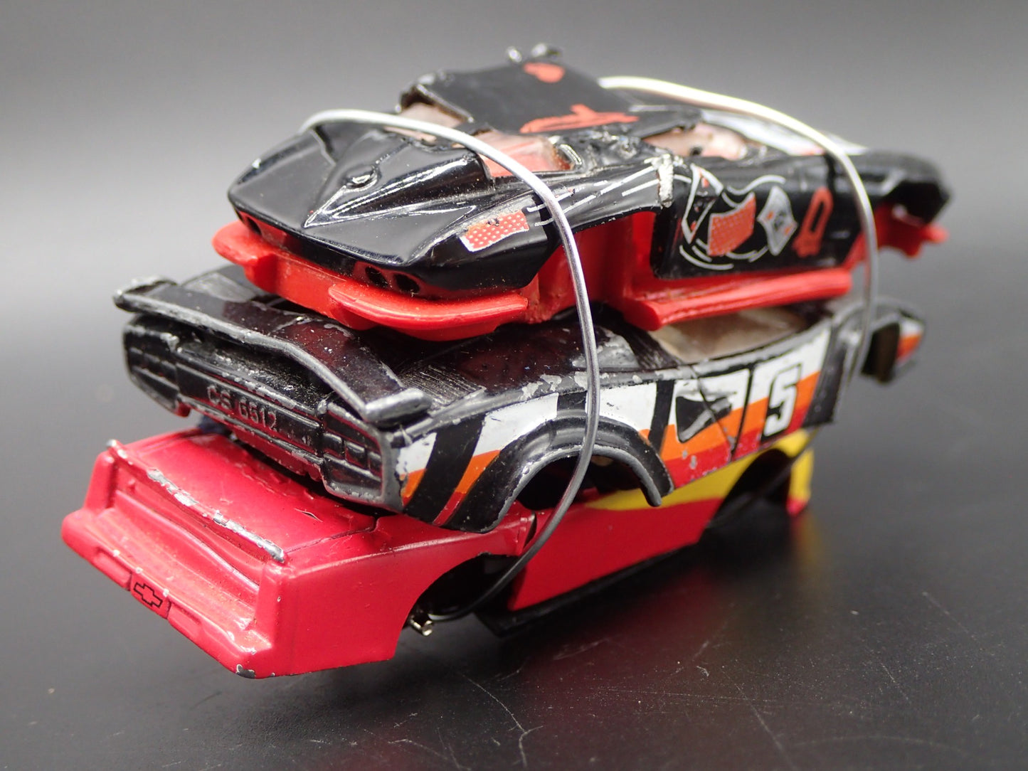 SPORTS CAR 3 CARS CRUSHED ON A FLATBED TRAILER 1:64 SCALE DIECAST MODEL CAR