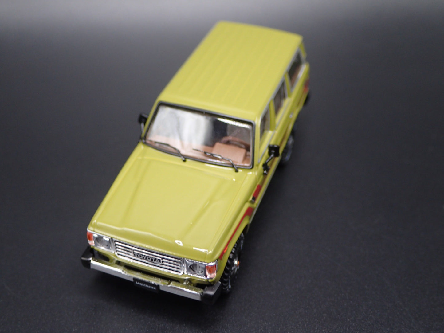 1980 - 1990 TOYOTA LAND CRUISER FJ60 SUV 1/64 SCALE DIORAMA DIECAST MODEL CAR