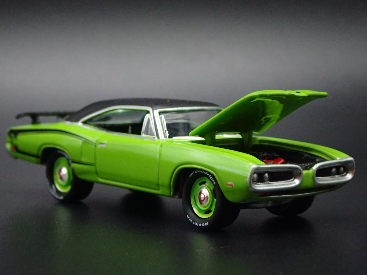 1970 70 DODGE SUPER BEE GREEN 1:64 SCALE COLLECTIBLE DIORAMA DIECAST MODEL CAR