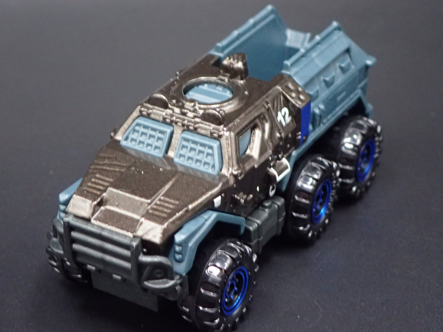 ARMORED MILITARY TRUCK JURASSIC WORLD RARE 1:64 SCALE DIORAMA DIECAST MODEL CAR