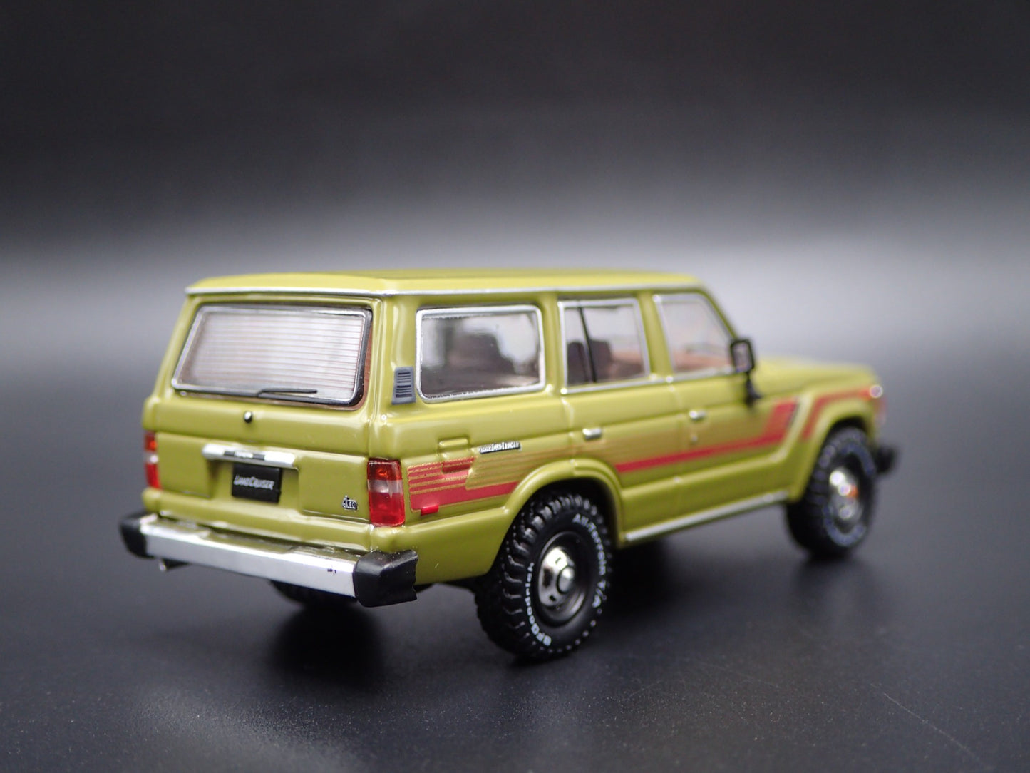 1980 - 1990 TOYOTA LAND CRUISER FJ60 SUV 1/64 SCALE DIORAMA DIECAST MODEL CAR
