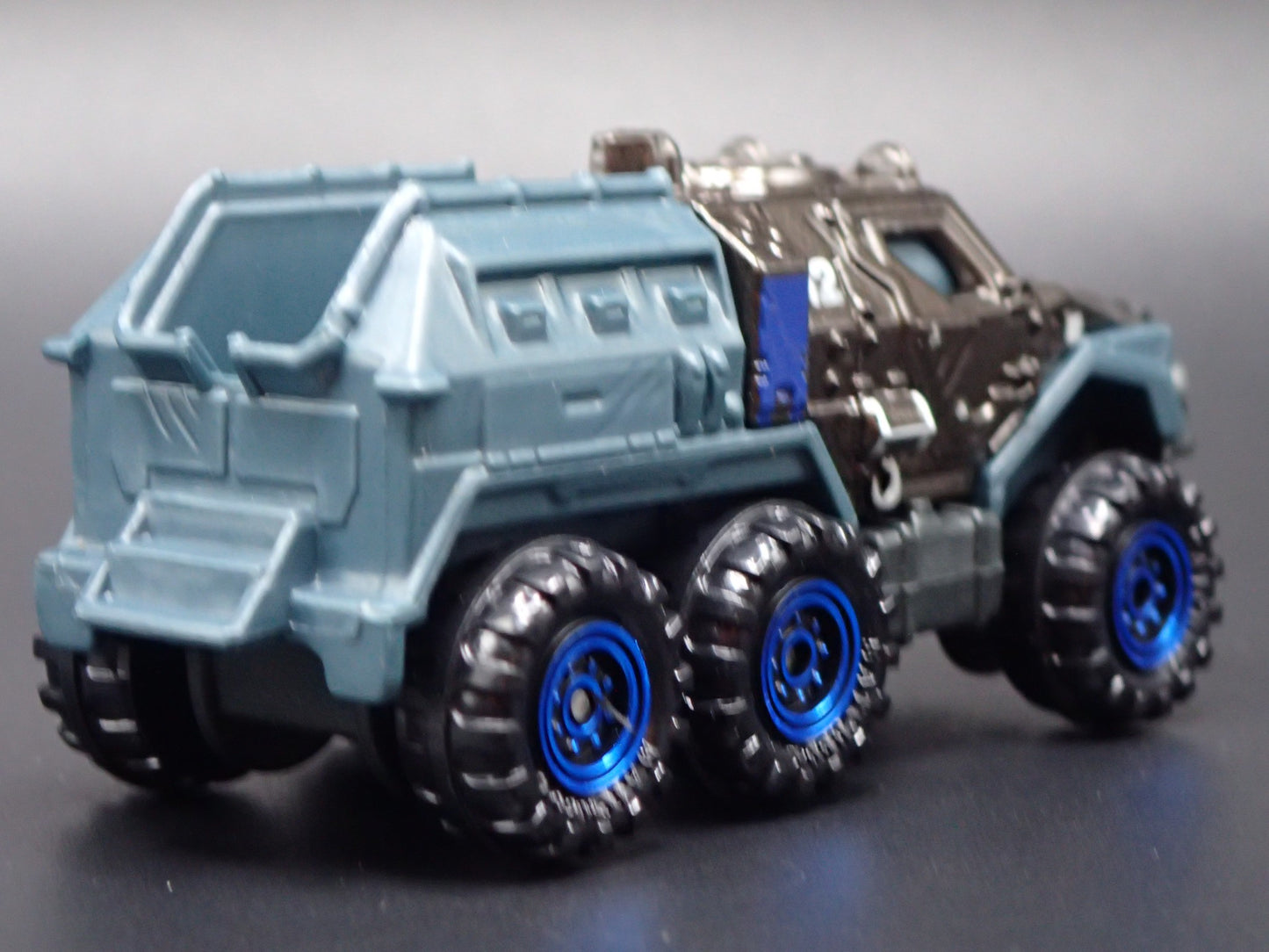 ARMORED MILITARY TRUCK JURASSIC WORLD RARE 1:64 SCALE DIORAMA DIECAST MODEL CAR