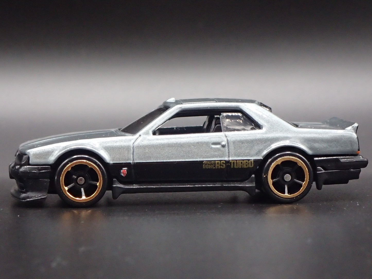 1981-1985 NISSAN SKYLINE R30 1:64 SCALE COLLECTIBLE DIORAMA DIECAST MODEL CAR