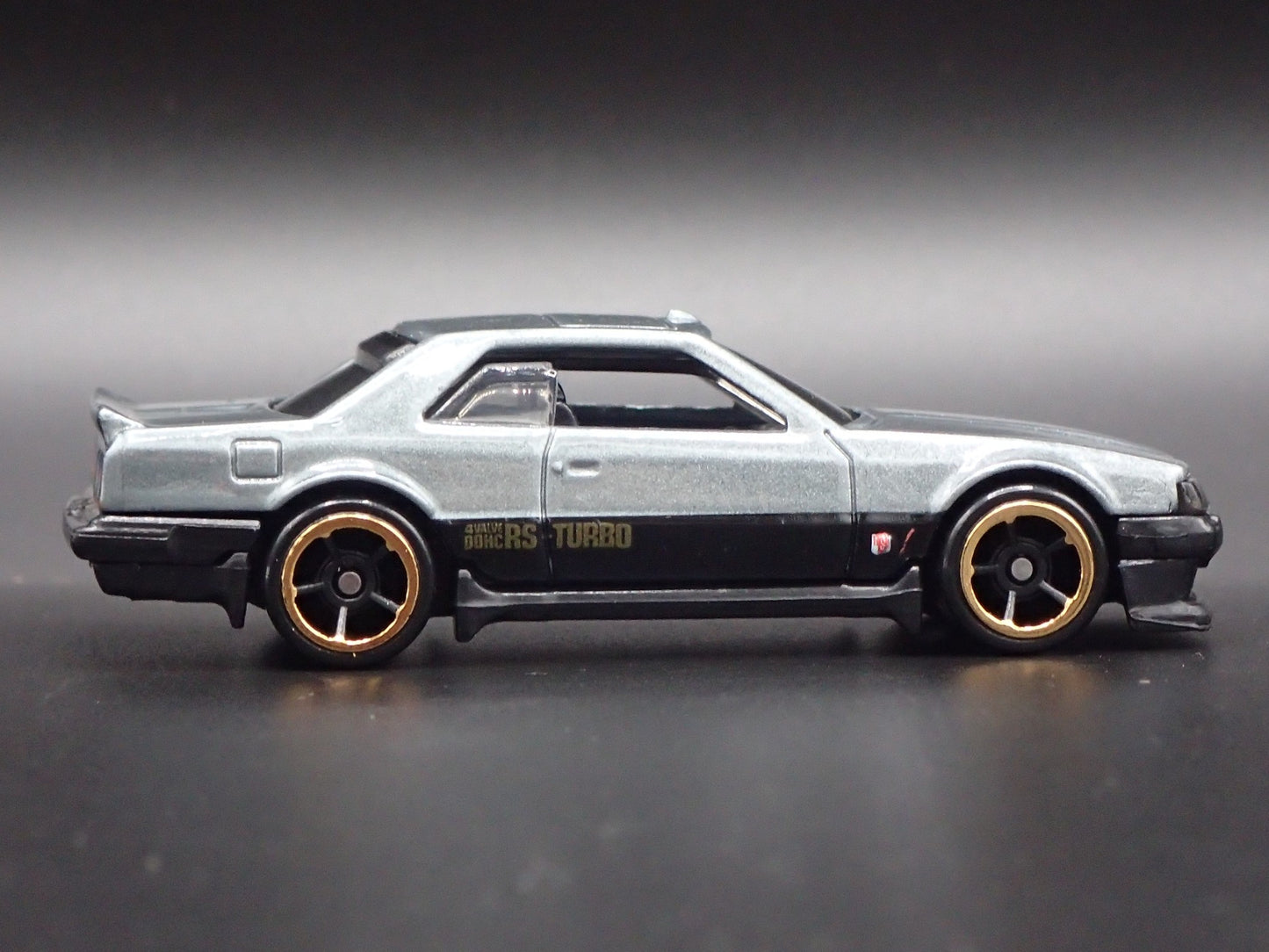 1981-1985 NISSAN SKYLINE R30 1:64 SCALE COLLECTIBLE DIORAMA DIECAST MODEL CAR