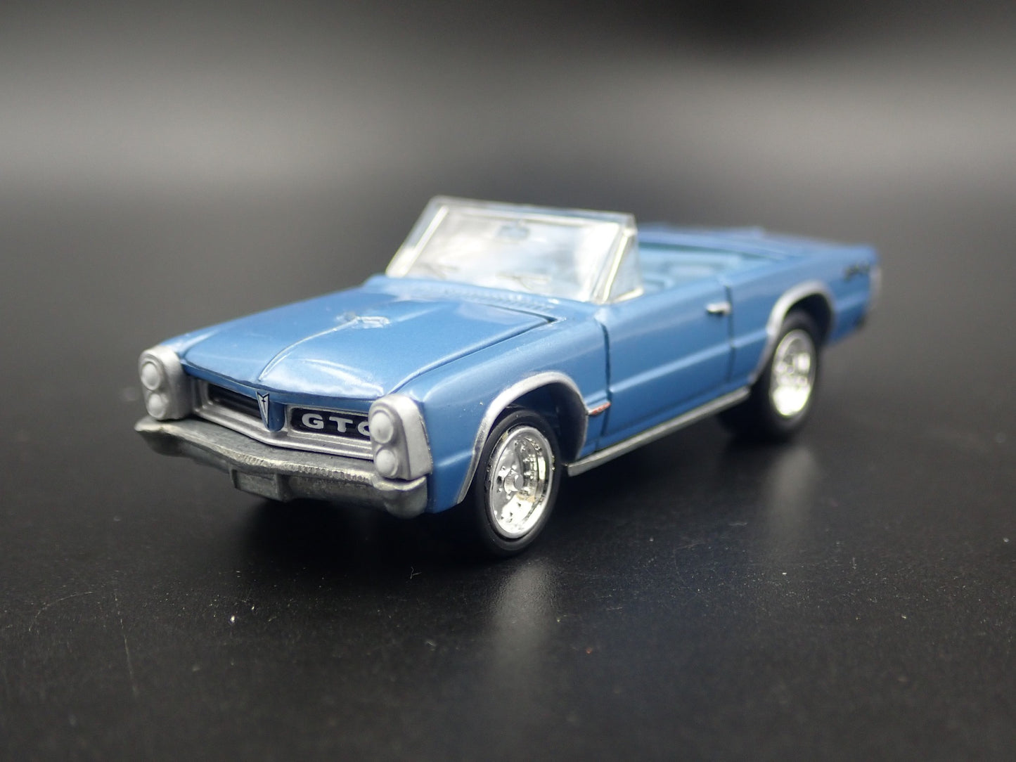 1965 65 PONTIAC GTO CONVERTIBLE BLUE 1:64 SCALE DIORAMA DIECAST MODEL CAR