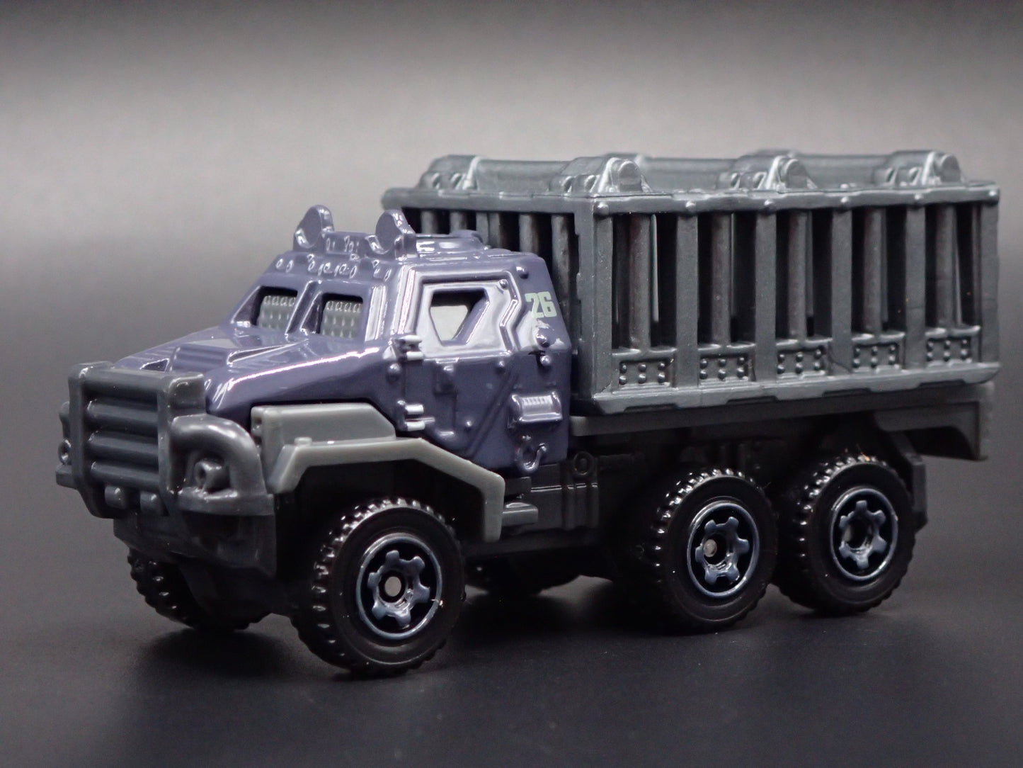 ARMORED ACTION TRANSPORTER TRUCK JURASSIC WORLD 1:64 SCALE DIECAST MODEL CAR