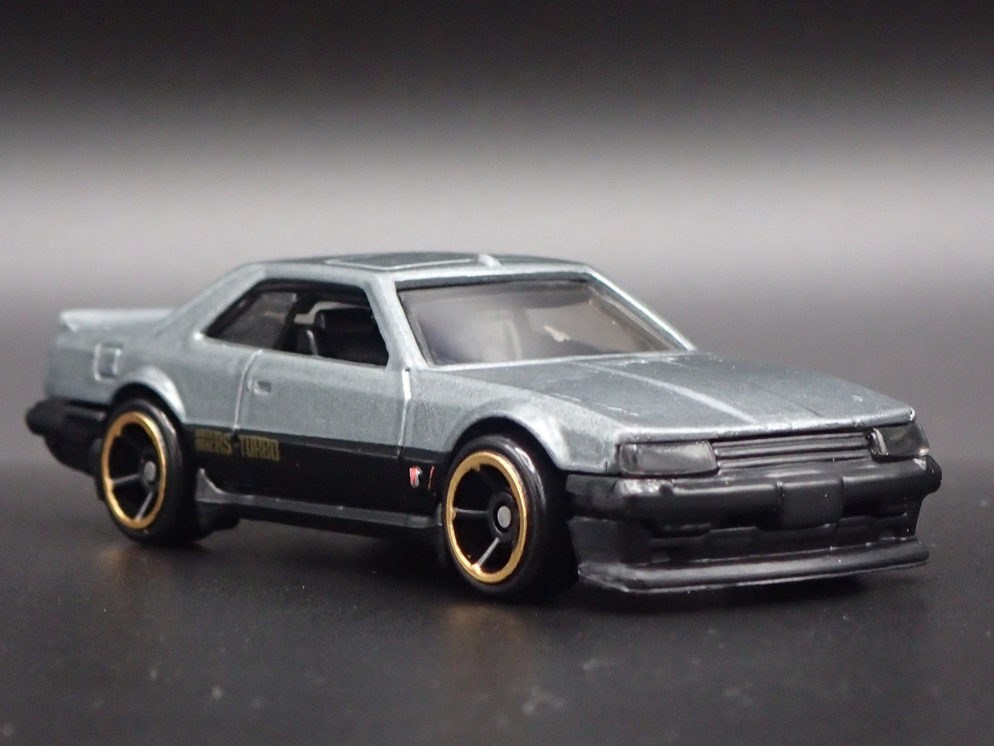 1981-1985 NISSAN SKYLINE R30 1:64 SCALE COLLECTIBLE DIORAMA DIECAST MODEL CAR