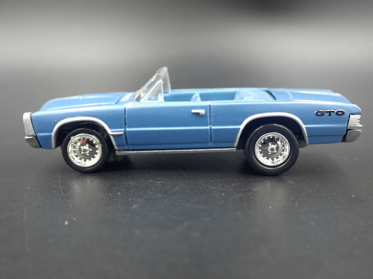 1965 65 PONTIAC GTO CONVERTIBLE BLUE 1:64 SCALE DIORAMA DIECAST MODEL CAR