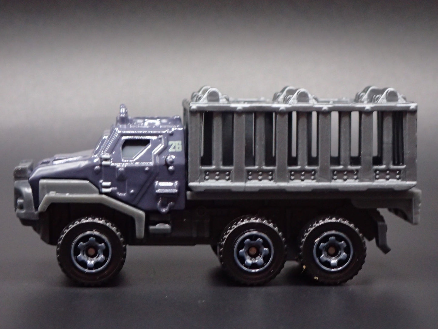 ARMORED ACTION TRANSPORTER TRUCK JURASSIC WORLD 1:64 SCALE DIECAST MODEL CAR
