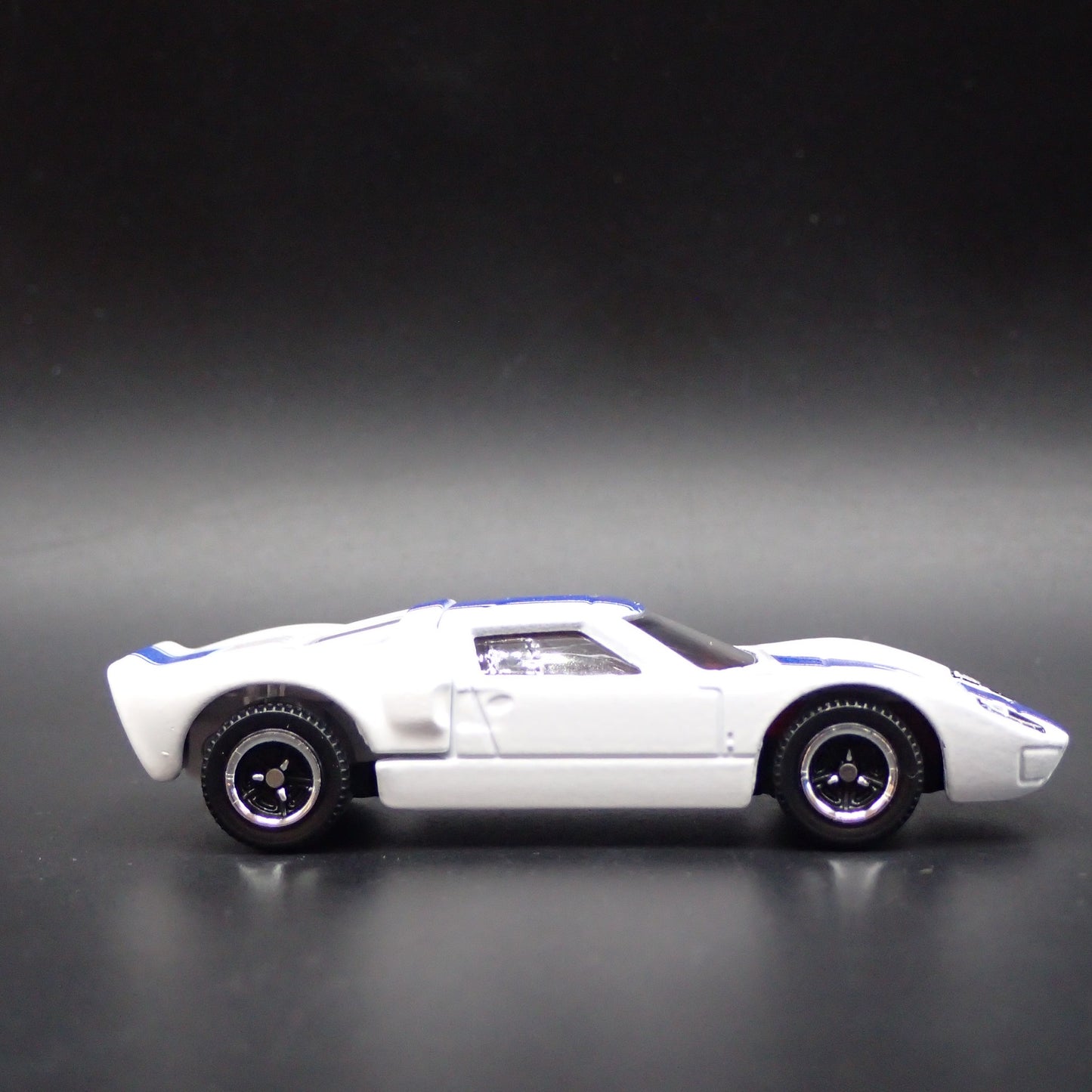1965 65 FORD GT40 SUPER CAR WHITE 1:64 SCALE COLLECTIBLE DIECAST MODEL CAR