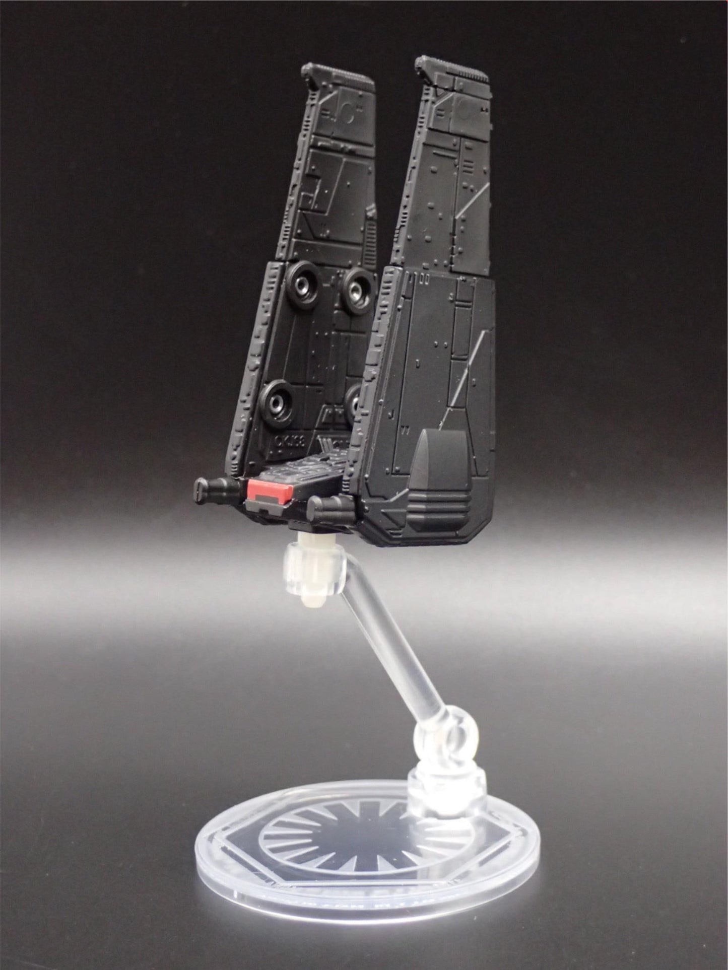 STAR WARS KYLO REN COMMAND SHUTTLE  w/ FLIGHT STAND 1:64 SCALE MODEL DIORAMA