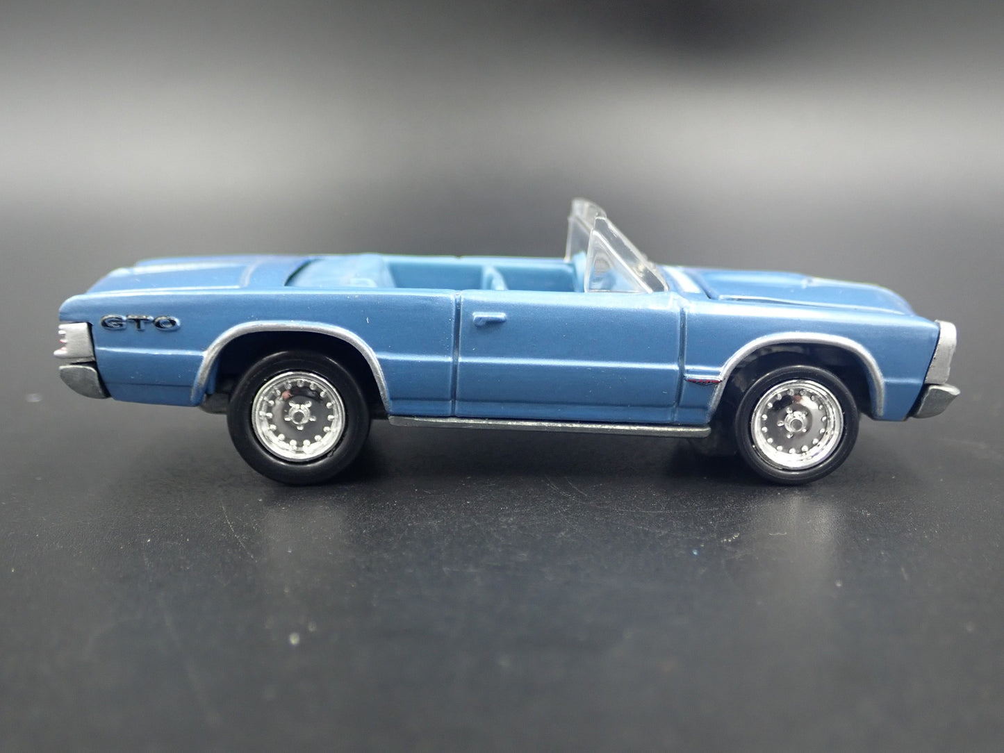 1965 65 PONTIAC GTO CONVERTIBLE BLUE 1:64 SCALE DIORAMA DIECAST MODEL CAR