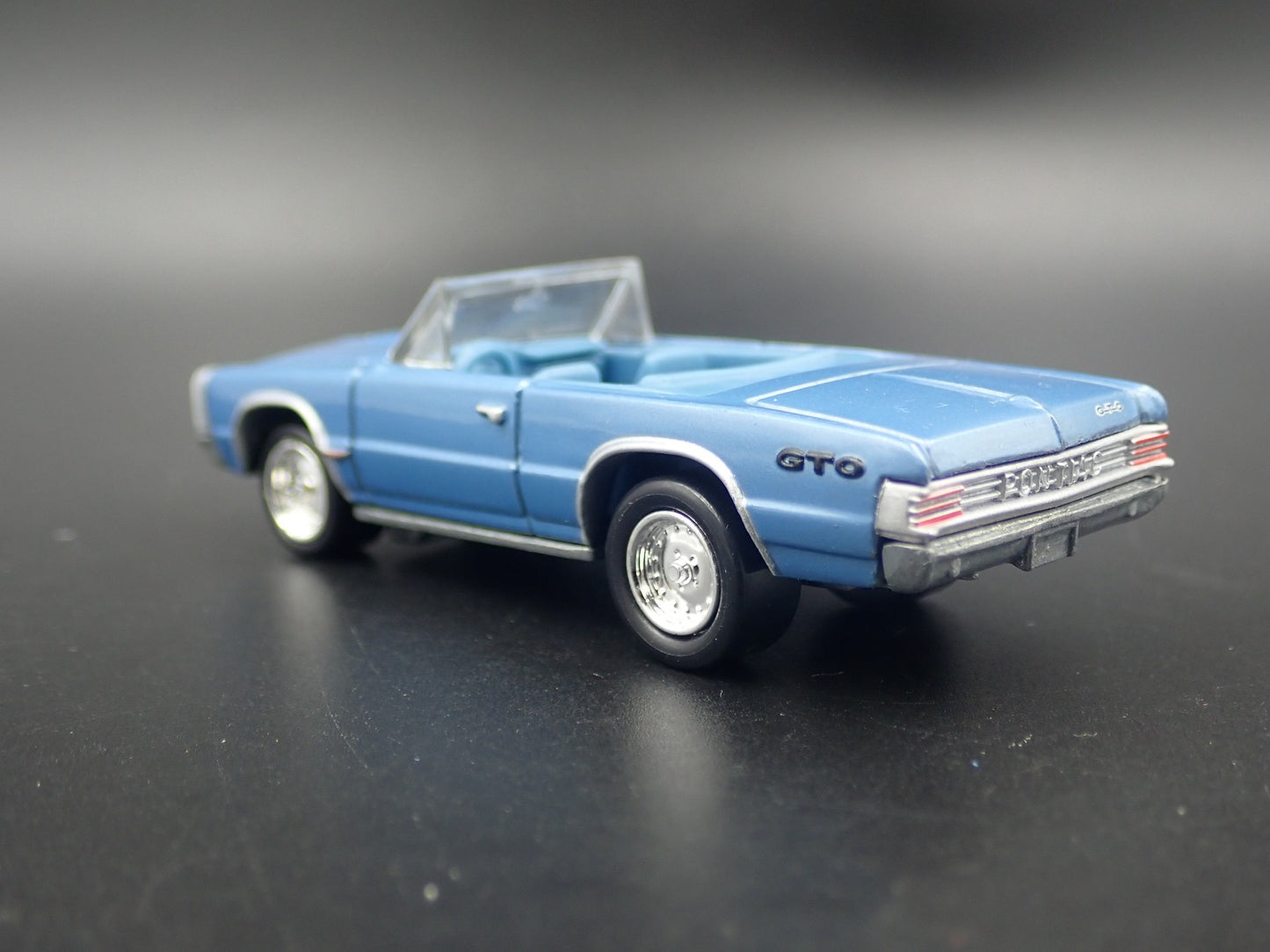 1965 65 PONTIAC GTO CONVERTIBLE BLUE 1:64 SCALE DIORAMA DIECAST MODEL CAR