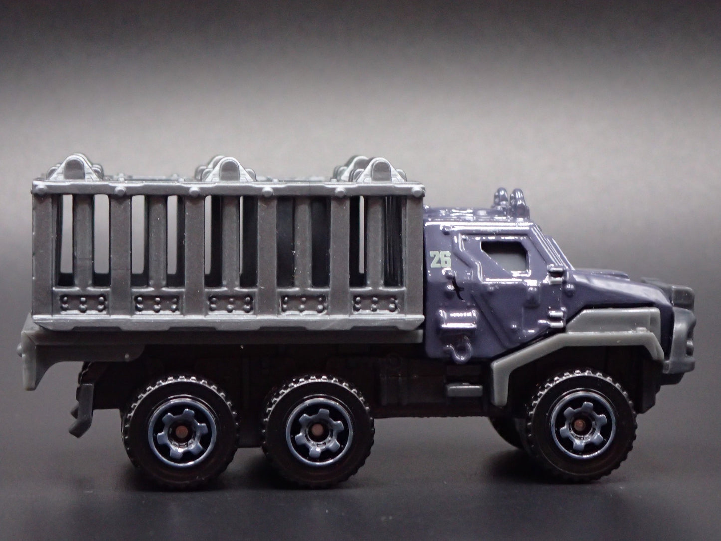 ARMORED ACTION TRANSPORTER TRUCK JURASSIC WORLD 1:64 SCALE DIECAST MODEL CAR