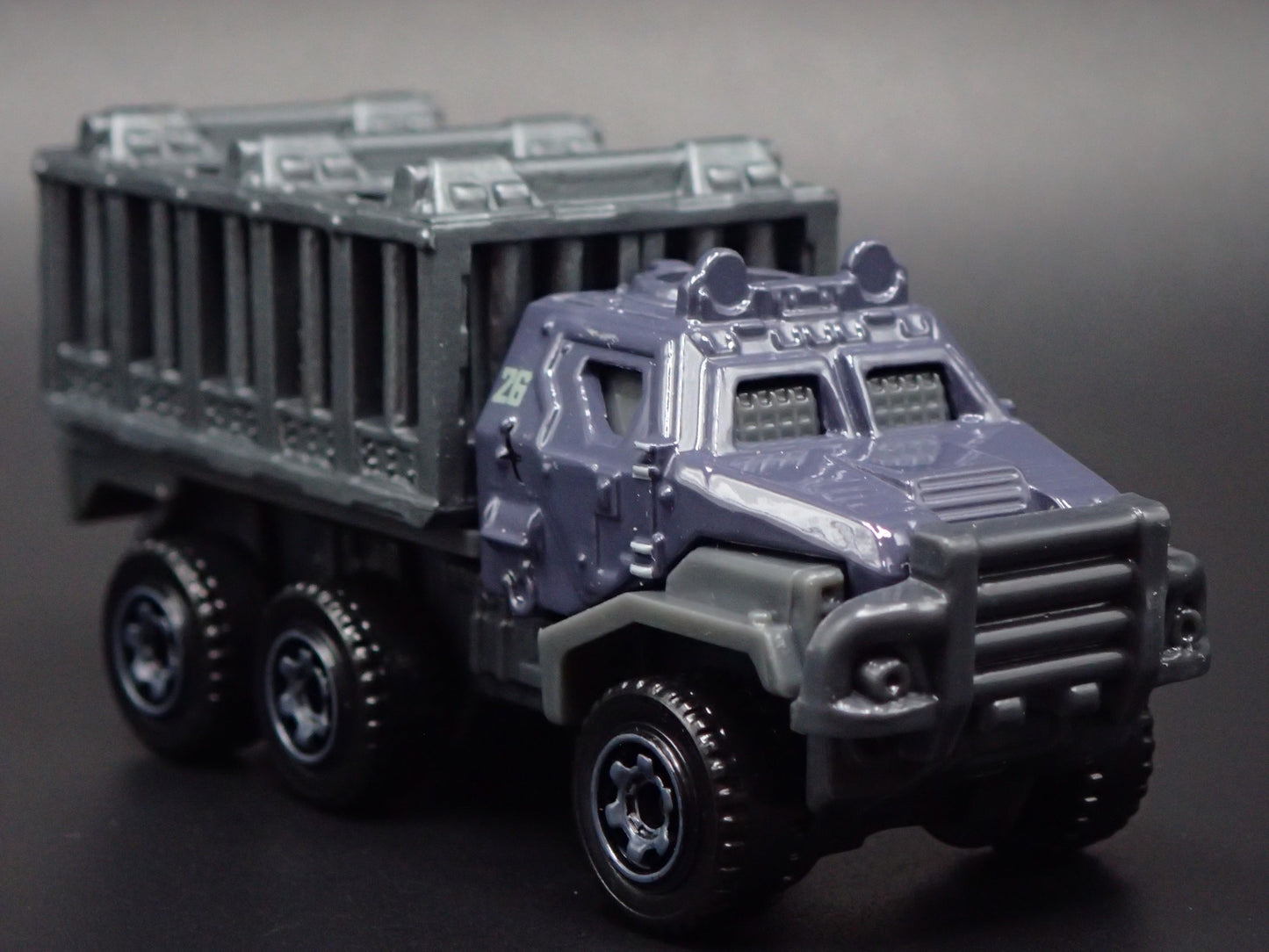 ARMORED ACTION TRANSPORTER TRUCK JURASSIC WORLD 1:64 SCALE DIECAST MODEL CAR