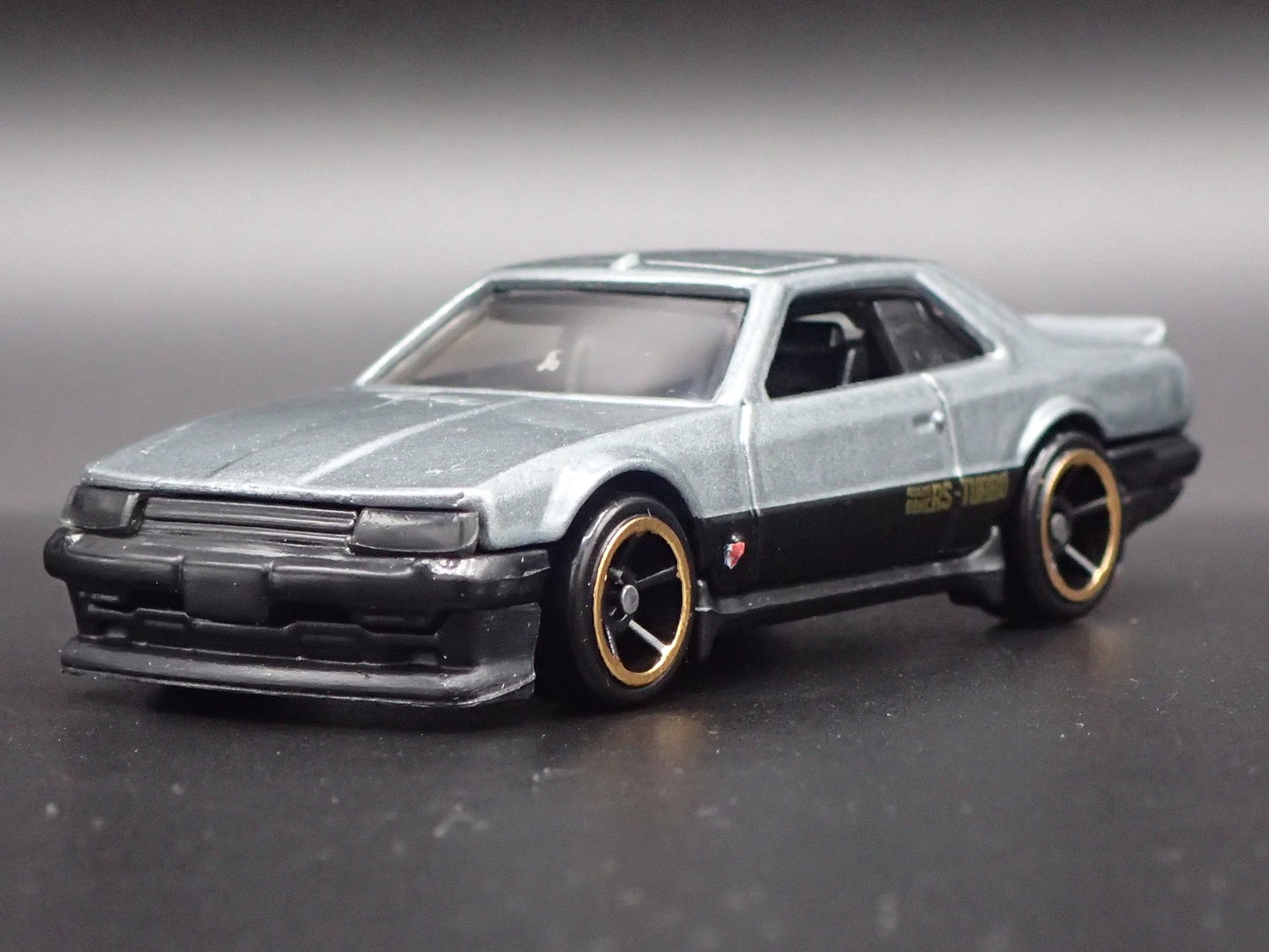 1981-1985 NISSAN SKYLINE R30 1:64 SCALE COLLECTIBLE DIORAMA DIECAST MODEL CAR