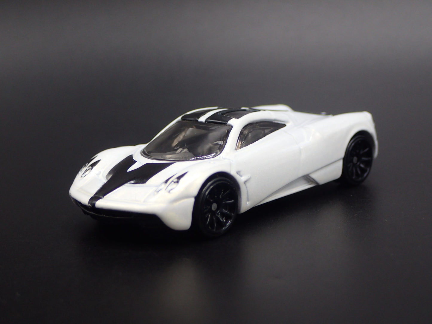 2011-2018 PAGANI HUAYRA SUPER CAR WHITE 1/64 SCALE DIORAMA DIECAST MODEL CAR