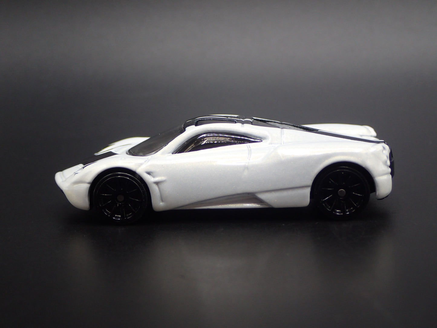 2011-2018 PAGANI HUAYRA SUPER CAR WHITE 1/64 SCALE DIORAMA DIECAST MODEL CAR
