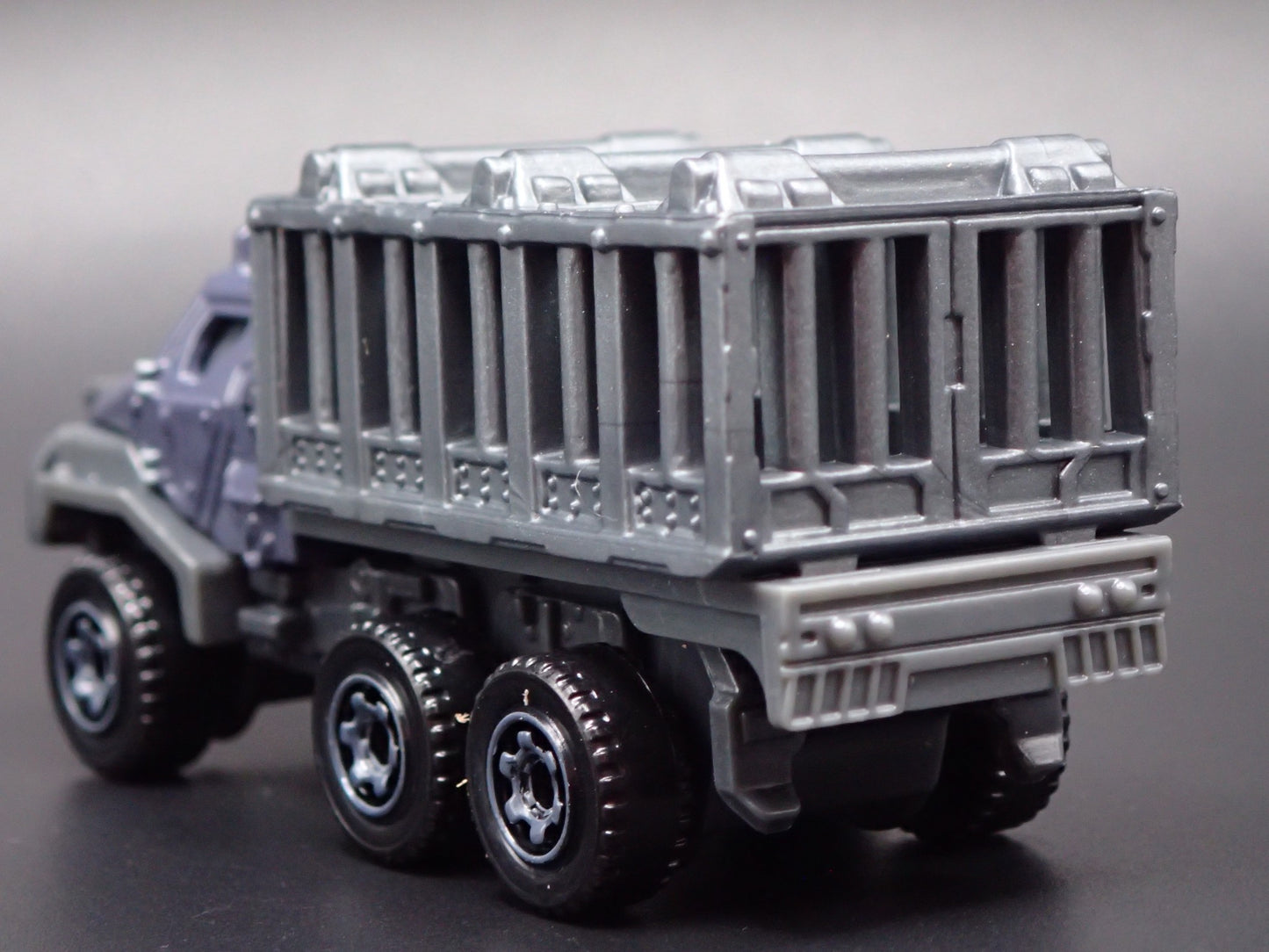 ARMORED ACTION TRANSPORTER TRUCK JURASSIC WORLD 1:64 SCALE DIECAST MODEL CAR