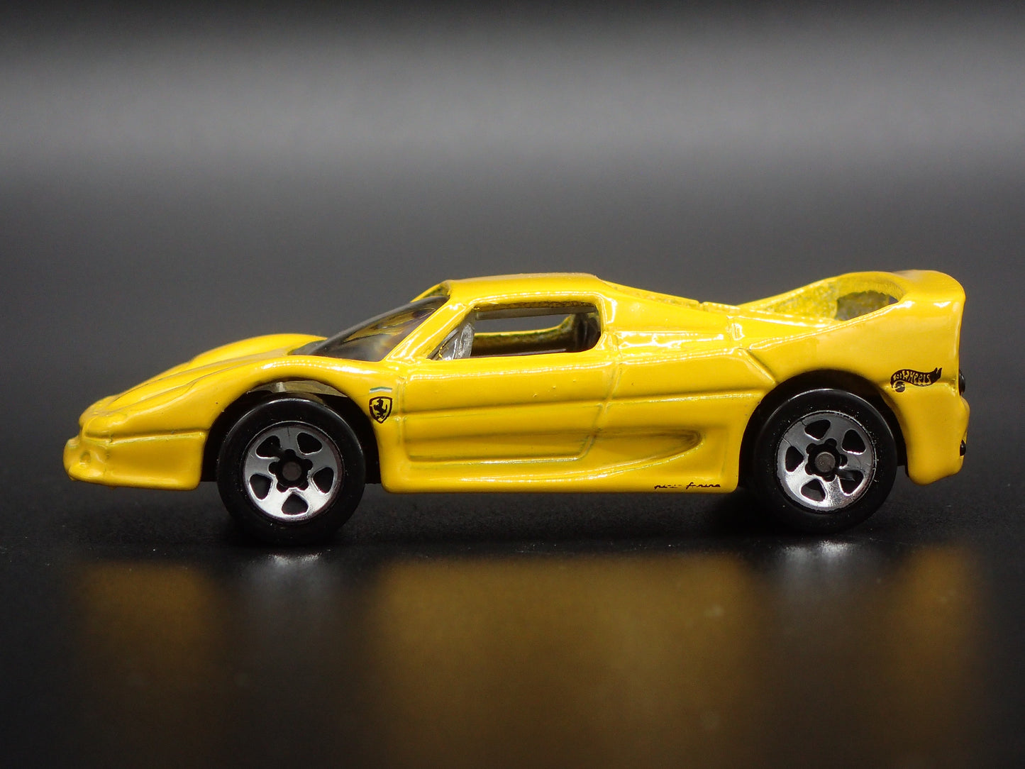 1995-1997 FERRARI F50 SUPER CAR 1:64 SCALE COLLECTIBLE DIORAMA DIECAST MODEL CAR