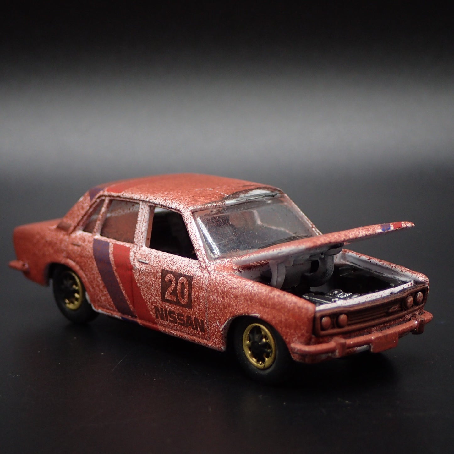 1967-1973 DATSUN BLUEBIRD 1600 SSS FOUR DOOR BARN FIND 1:64 DIECAST MODEL CAR