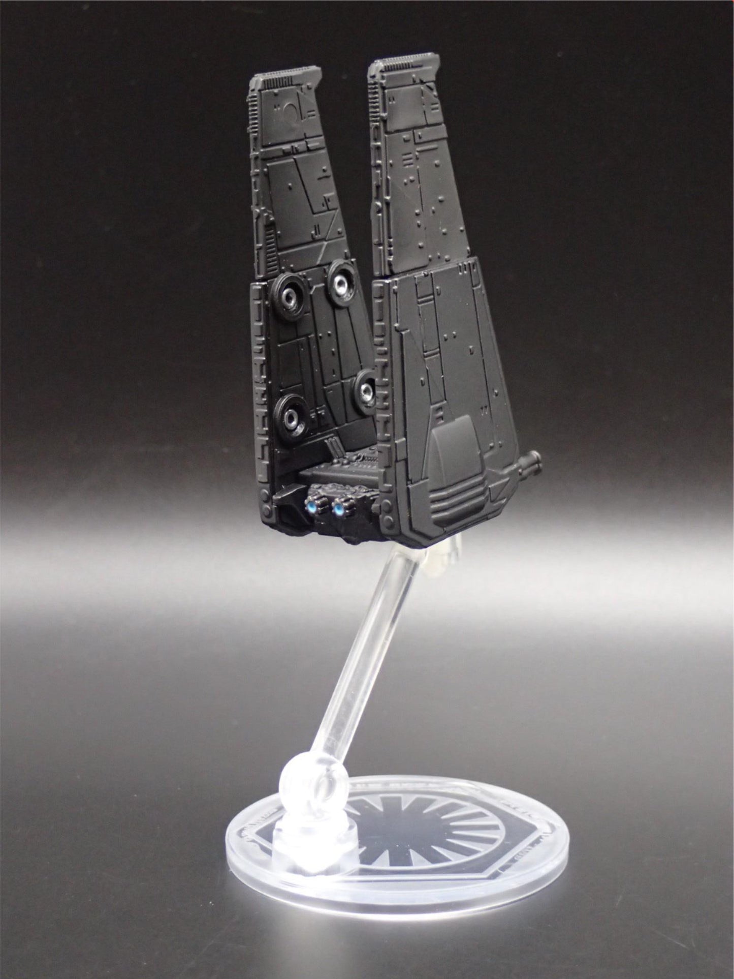 STAR WARS KYLO REN COMMAND SHUTTLE  w/ FLIGHT STAND 1:64 SCALE MODEL DIORAMA