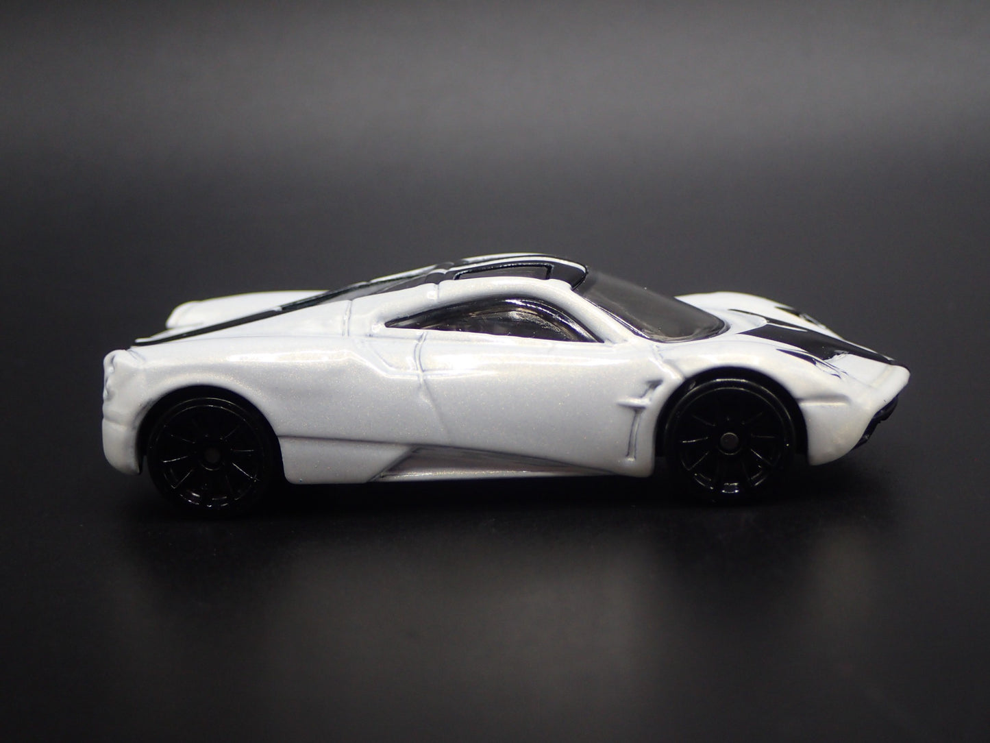 2011-2018 PAGANI HUAYRA SUPER CAR WHITE 1/64 SCALE DIORAMA DIECAST MODEL CAR