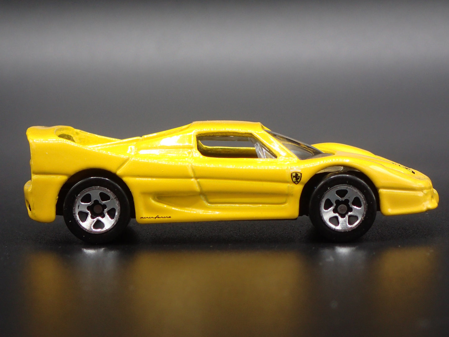 1995-1997 FERRARI F50 SUPER CAR 1:64 SCALE COLLECTIBLE DIORAMA DIECAST MODEL CAR