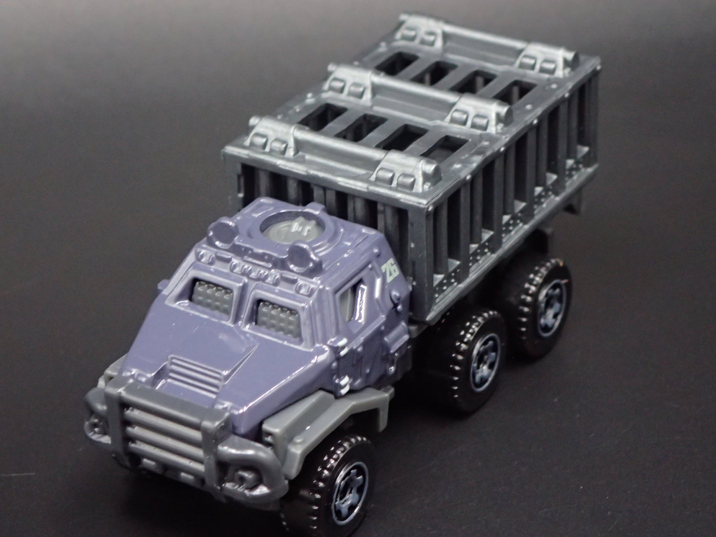 ARMORED ACTION TRANSPORTER TRUCK JURASSIC WORLD 1:64 SCALE DIECAST MODEL CAR