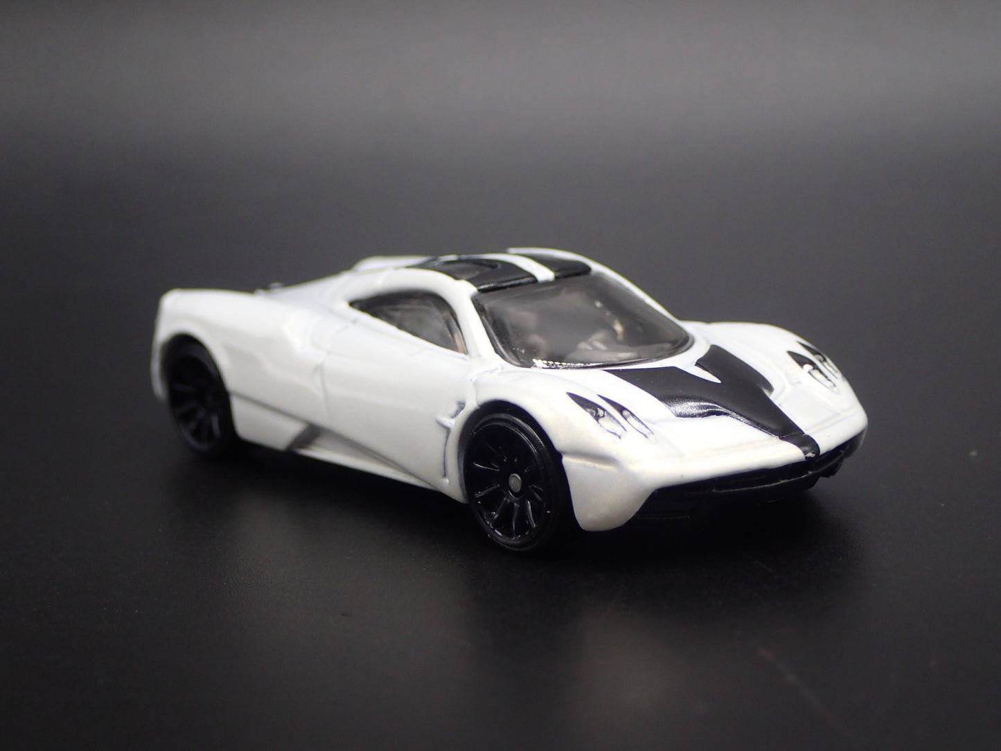 2011-2018 PAGANI HUAYRA SUPER CAR WHITE 1/64 SCALE DIORAMA DIECAST MODEL CAR