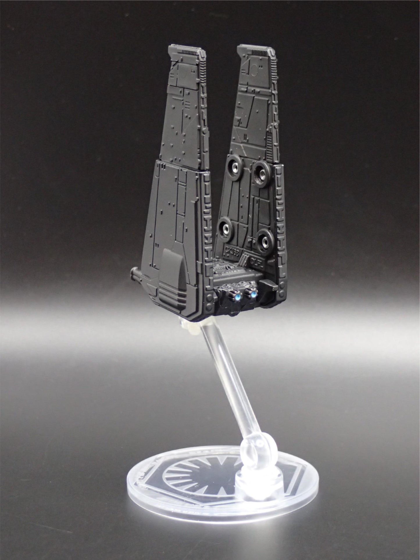 STAR WARS KYLO REN COMMAND SHUTTLE  w/ FLIGHT STAND 1:64 SCALE MODEL DIORAMA