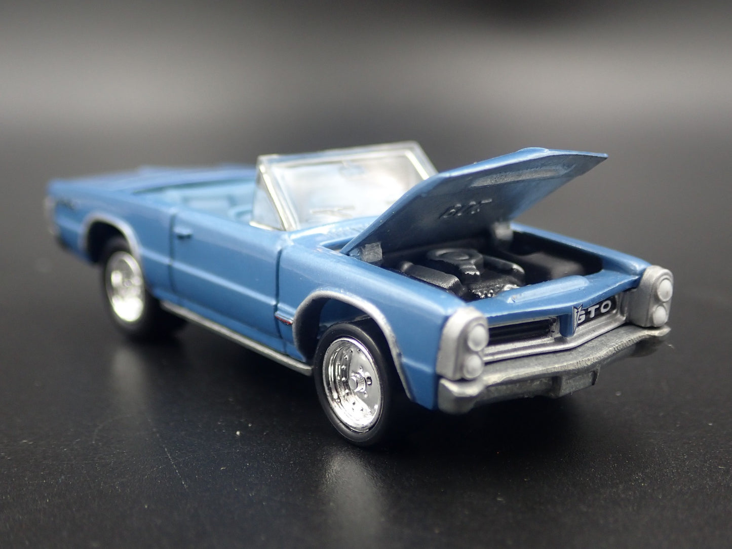 1965 65 PONTIAC GTO CONVERTIBLE BLUE 1:64 SCALE DIORAMA DIECAST MODEL CAR