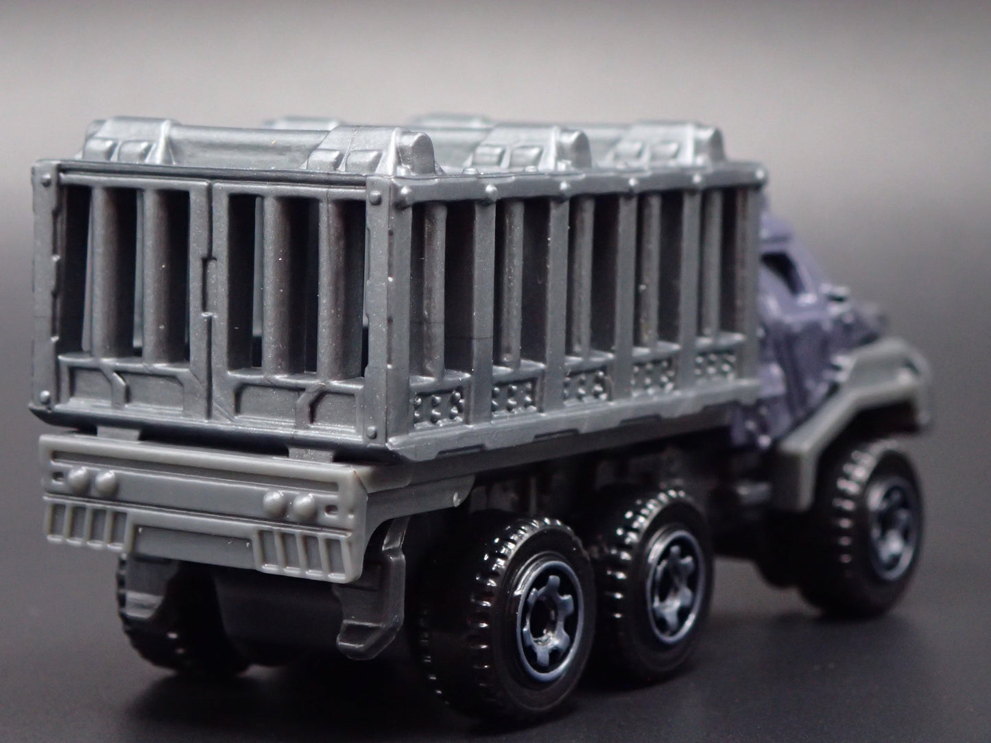 ARMORED ACTION TRANSPORTER TRUCK JURASSIC WORLD 1:64 SCALE DIECAST MODEL CAR
