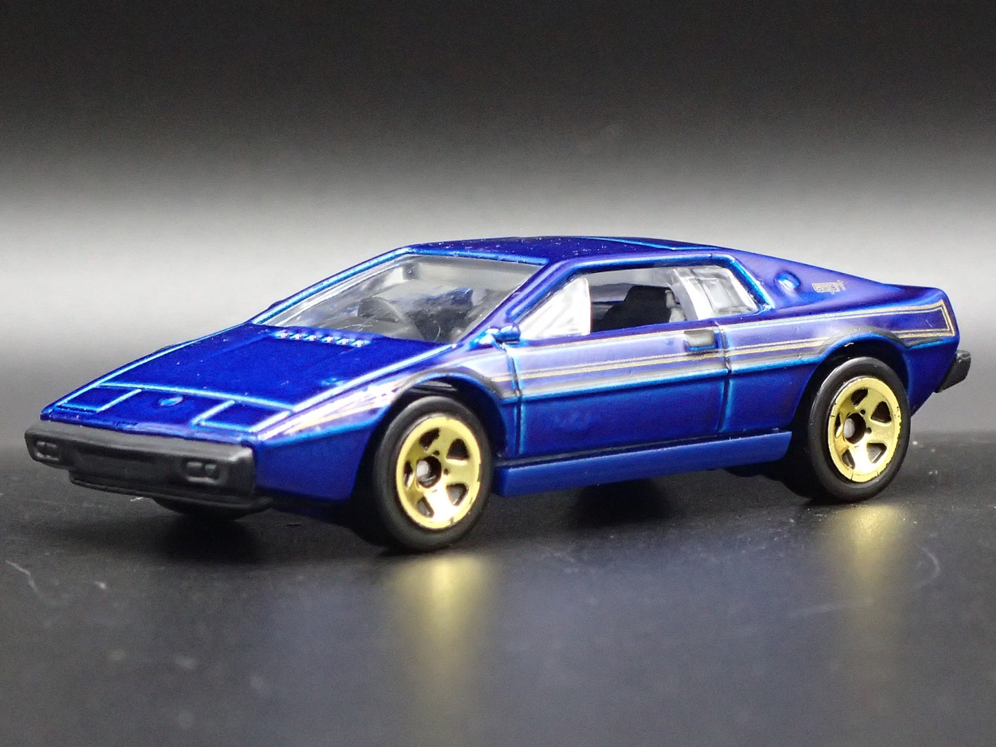 1988-1994 LOTUS ESPRIT BLUE 1:64 SCALE COLLECTIBLE DIORAMA DIECAST MODEL CAR