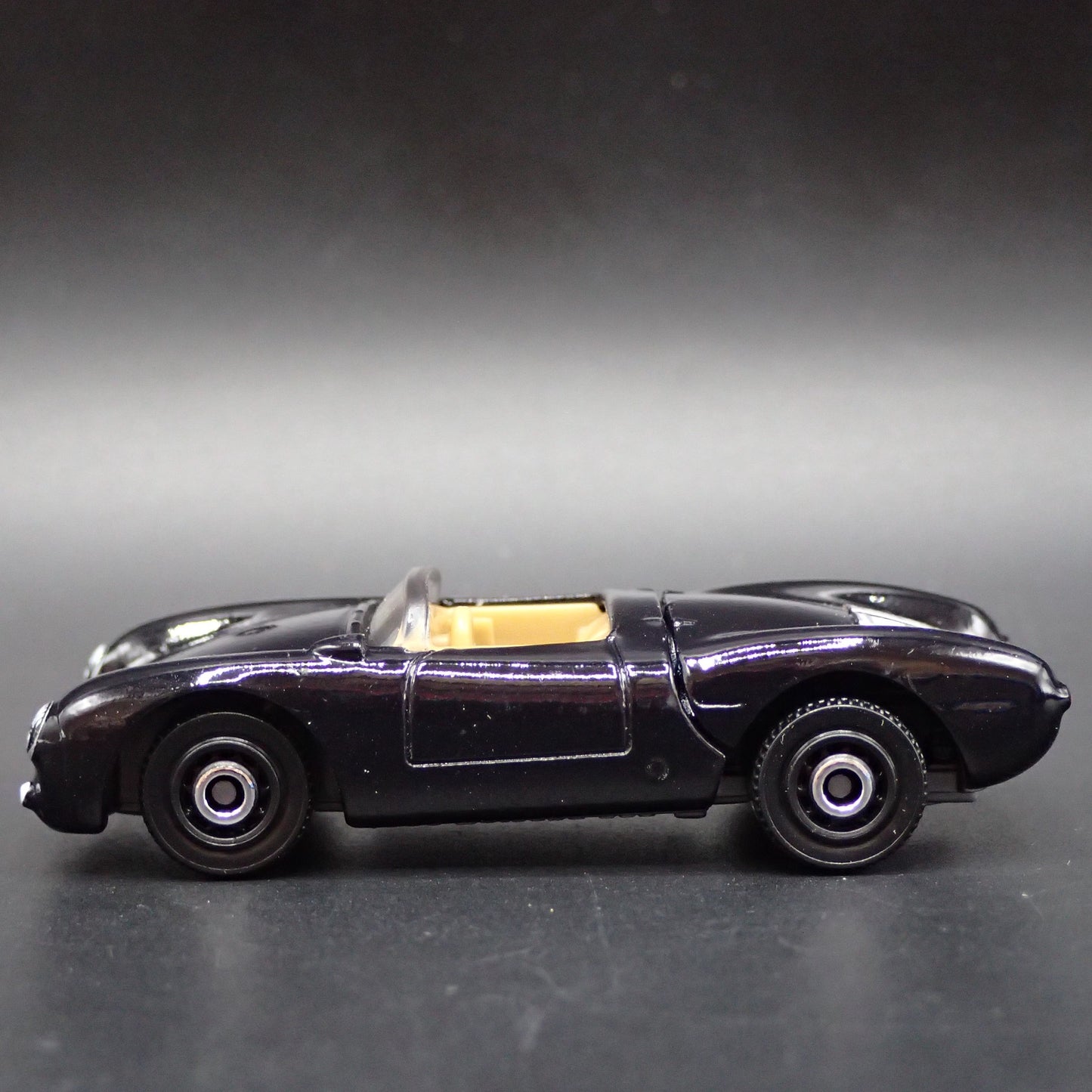 1953-1956 PORSCHE 550 SPYDER 1:64 SCALE COLLECTIBLE DIORAMA DIECAST MODEL CAR