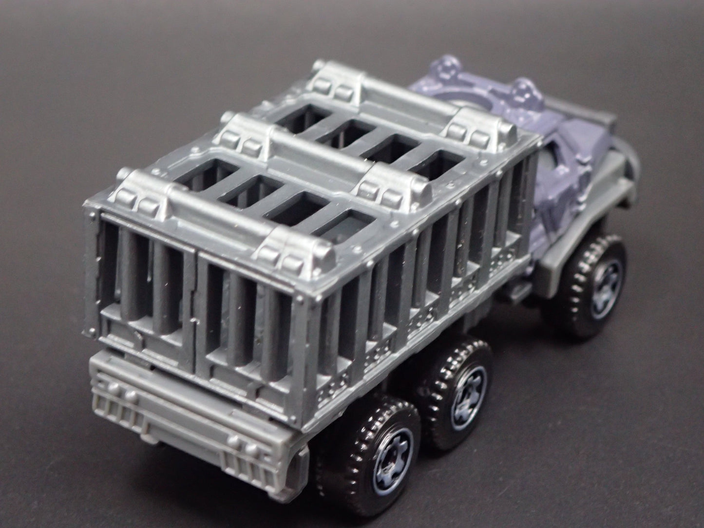 ARMORED ACTION TRANSPORTER TRUCK JURASSIC WORLD 1:64 SCALE DIECAST MODEL CAR