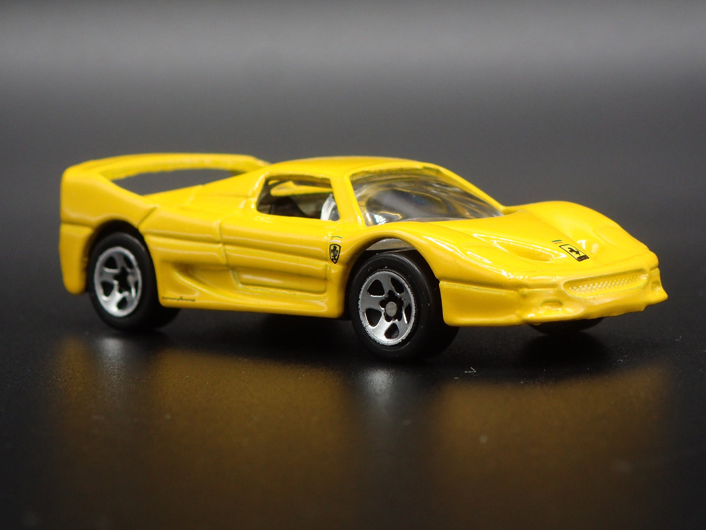 1995-1997 FERRARI F50 SUPER CAR 1:64 SCALE COLLECTIBLE DIORAMA DIECAST MODEL CAR