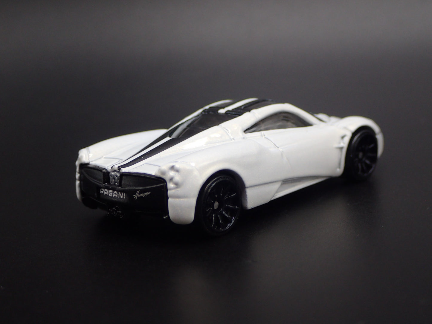 2011-2018 PAGANI HUAYRA SUPER CAR WHITE 1/64 SCALE DIORAMA DIECAST MODEL CAR
