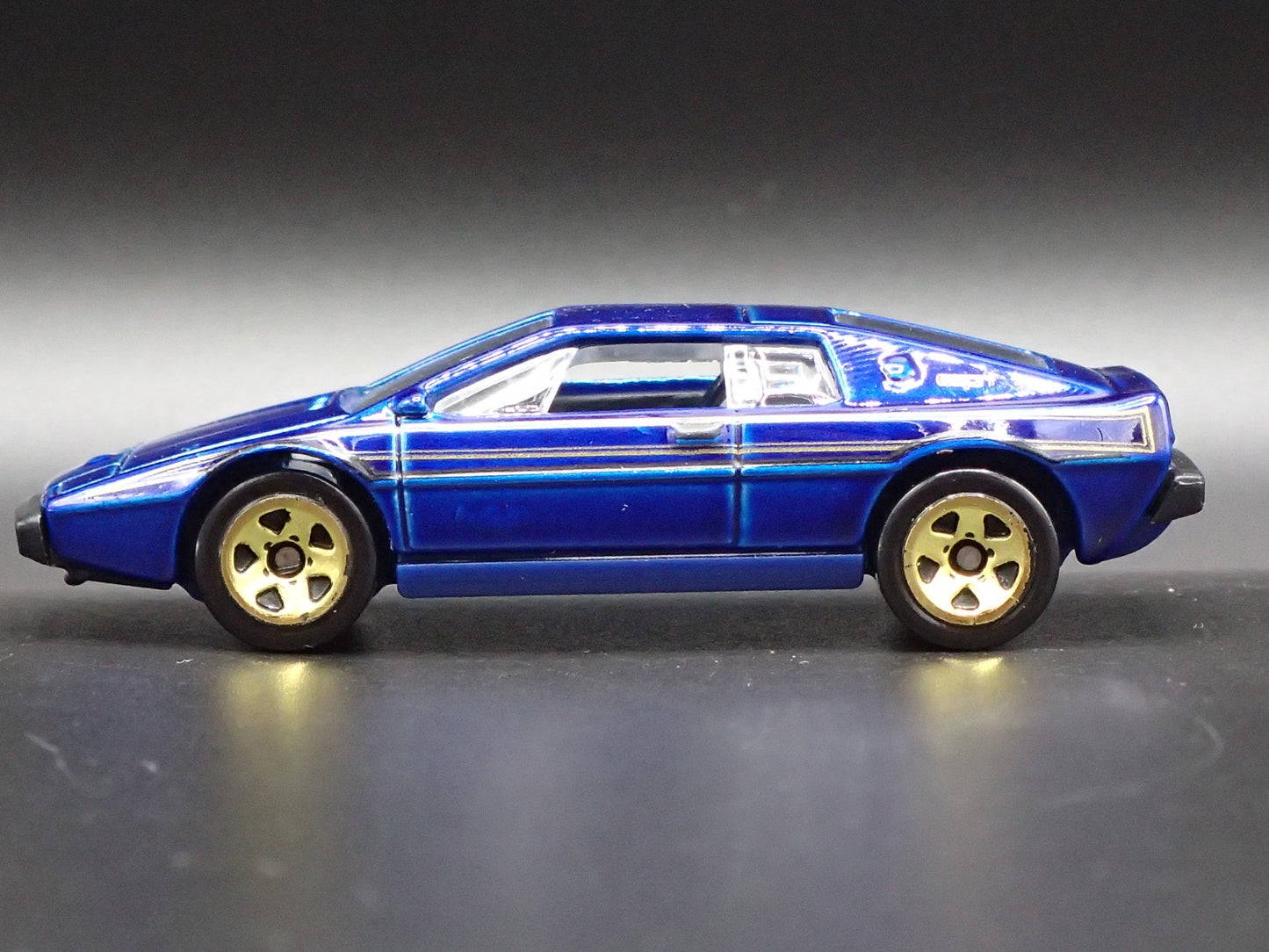 1988-1994 LOTUS ESPRIT BLUE 1:64 SCALE COLLECTIBLE DIORAMA DIECAST MODEL CAR