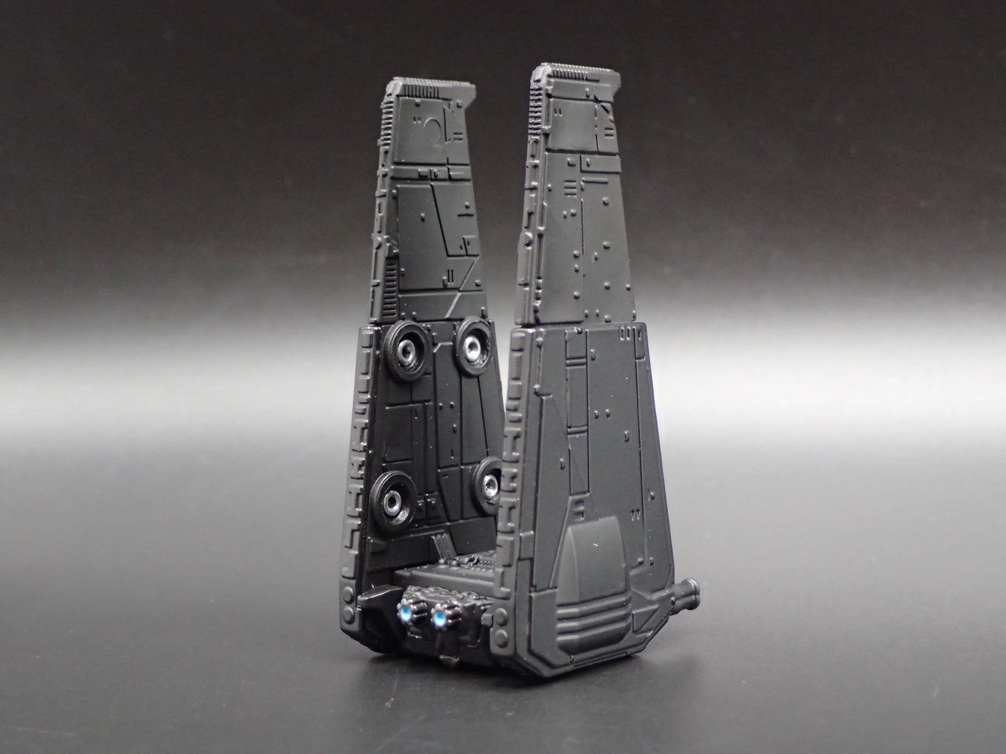 STAR WARS KYLO REN COMMAND SHUTTLE  w/ FLIGHT STAND 1:64 SCALE MODEL DIORAMA